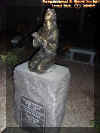 statue1.jpg (44175 bytes)