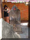 yetistatue.jpg (43917 bytes)